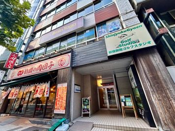 【ビル外観・正面入り口】 - TIME SHARING 新宿御苑 東弥ビル 5Fの外観の写真