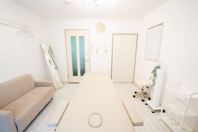 白を基調としたお部屋 - レンタルサロン LOHASIS LOHASIS 所沢の室内の写真