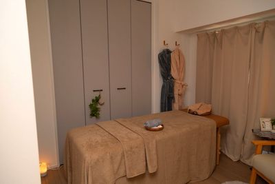 奥のフローリング/施術ベッド - 【Relaxation＆Body care】La gemme. リラクゼーションサロン内にてレンタルサロンの室内の写真