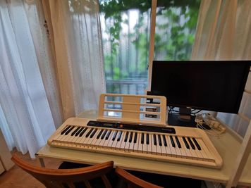 音色を変えられるキーボードは、楽器練習のお供にぴったりです。 - ソフィア百花園 カフェワンドリンク無料　おしゃれな防音部屋　お仕事や楽器練習にの室内の写真