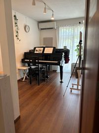 防音室のドア開けてすぐに見える室内はこんな感じです。 - 音楽練習室「スタジオショパン」～新品グランドピアノ、管楽器ＯＫ～ レンタルスタジオ、音楽スタジオ、リモートワーク、レンタルスペースの室内の写真