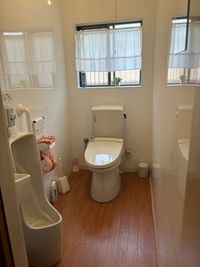 トイレは廊下奥にございます。広々としたトイレスペースで長時間の練習時も安心＆快適！ - 音楽練習室「スタジオショパン」～新品グランドピアノ、管楽器ＯＫ～ レンタルスタジオ、音楽スタジオ、リモートワーク、レンタルスペースの室内の写真