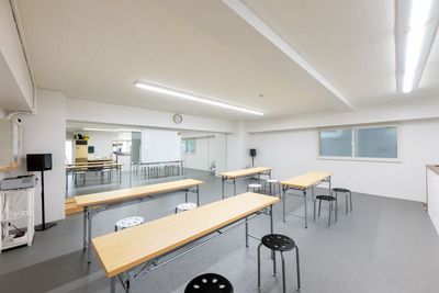 ホワイトボード　×　1
長机　×　4個（幅１８０ｃｍ）
椅子　×　１０脚
何れも無料にてご利用頂けます。 - ステップ東村山１号店 「ステップ１号店」レンタルスタジオの室内の写真