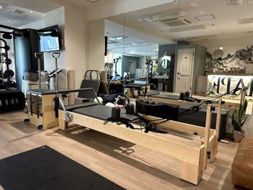 全面ガラス張りであり、セッションの指導に最適です。 - U-SHAPE FITNESS&PILATES STUDIO ピラティスマシン完備/オシャレな空間／駅徒歩1分の室内の写真