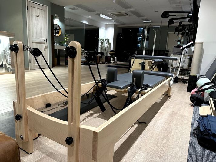 最高級リフォーマーを完備しております。 - U-SHAPE FITNESS&PILATES STUDIO ピラティスマシン完備/オシャレな空間／駅徒歩1分の室内の写真