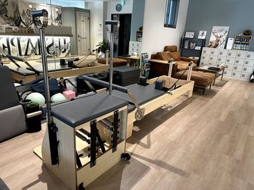 ピラティスチェアも完備しております。 - U-SHAPE FITNESS&PILATES STUDIO ピラティスマシン完備/オシャレな空間／駅徒歩1分の室内の写真