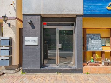 建物エントランス（１階は地中海料理店ドッポドマーニ） - SPOT銀座イーストサイド 【2024年8月OPEN】25名程度利用可能デザイナーズオフィスの入口の写真