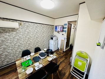 JK Room ビブレ西小倉B館 西小倉駅徒歩２分！ 角部屋🏠コワーキング、控室、食事会🍕２の室内の写真