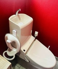 トイレにはお子様用便座もありの赤ちゃんフレンドリーな施設です👶 - レンタルスペース・イベントスペース 【Worldwide KOBE】ワールドワイド神戸の設備の写真