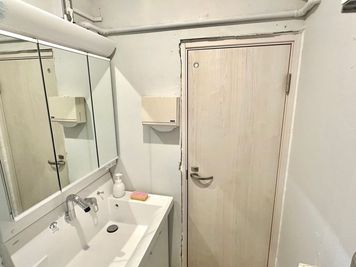 個室トイレには女性に嬉しい洗面台もあります - イベントレンタルスペースAmenable福岡天神大名ポップアップ イベントレンタルスペース　福岡市天神・大名ポップアップ 催事の設備の写真