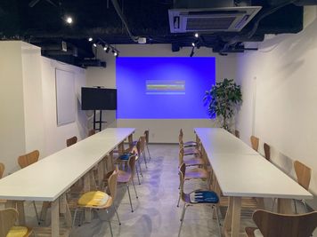 ラウンジルーム、キッチンスタジオ共に白壁にプロジェクター投影が可能 - ZOU CREATIVE KITCHEN 【2部屋まるごとお得プラン】キッチンスタジオ＆多目的スペース！　の室内の写真