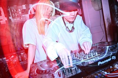 DJ機材・プロジェクター・マイクも用意しており。様々なイベントに対応しております - NEO新宿アツシ（三慶ビル） NEO新宿アツシの室内の写真