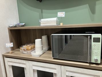 小腹が空いたときにぴったりなチキンラーメンも無料でご用意しております。 - SoloTime×M-SHIFT 湘南辻堂 BOOTH BK01（1名用オープン席）の室内の写真