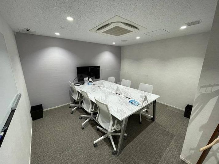 SoloTime 流山おおたかの森 MEETING ROOM （6名用完全個室）の室内の写真