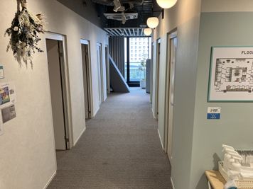 SoloTime 流山おおたかの森 MEETING ROOM （6名用完全個室）の室内の写真