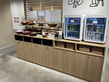 無印良品などのお菓子、ドリンクが無料でお楽しみいただけます。 - SoloTime 豊洲 MEETING ROOM（6名用完全個室）の室内の写真