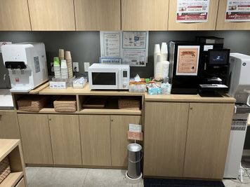 豊富なバラエティーのスープ・コーヒーも無料でご用意しております。 - SoloTime 豊洲 MEETING ROOM（6名用完全個室）の室内の写真