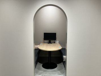 SoloTime 豊洲 MEETING ROOM（6名用完全個室）の室内の写真