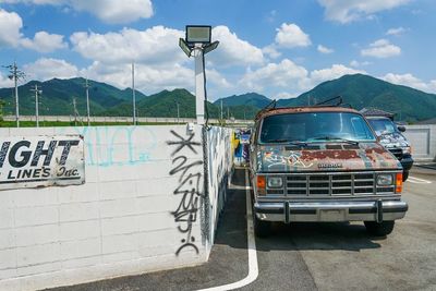 壁にはグラフィティ、アメ車のレンタルも可能です。 - JOHNNY'S AUTO SERVICEの室内の写真