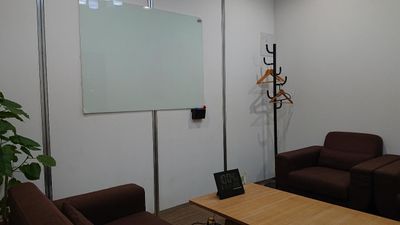 東梅田センターオフィス会議室 応接室→完全な個室の室内の写真
