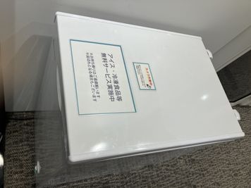 アイスクリームも無料です。ハーゲンダッツが入っていることもあります！ - SoloTime 藤沢 BOOTH BK13（1名用オープン席）の室内の写真