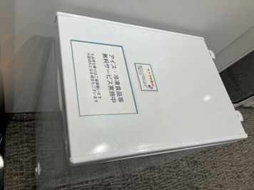 アイスクリームも無料です。ハーゲンダッツが入っていることもあります！
 - SoloTime 藤沢 MEETING ROOM（4名用完全個室）の室内の写真