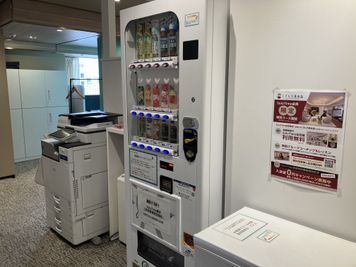 フリーベンドの自動販売機。黒烏龍茶を始め全ての飲料が無料！ - SoloTime 藤沢 ROOM FK12（1名用完全個室）の室内の写真