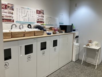 小腹が空いた時に欲しいチキンラーメンも無料！ - SoloTime 藤沢 ROOM FK12（1名用完全個室）の室内の写真