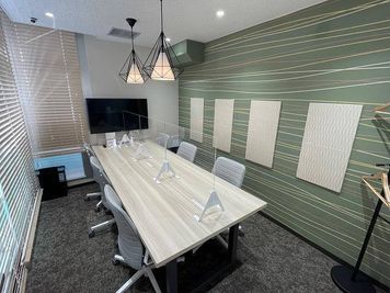 【鶴見駅徒歩1分】SoloTime鶴見 MEETING ROOM/6名収容/ Wi-Fi・電源・モニター・ホワイトボード完備 - SoloTime 鶴見