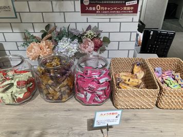 豊富なバラエティーのお菓子が無料でお楽しみいただけます。 - SoloTime 鶴見 ROOM TK01（1名用完全個室）の室内の写真