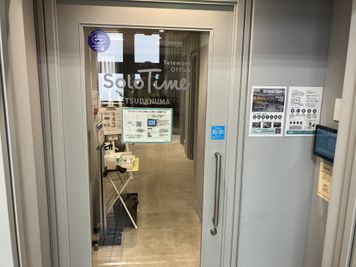 SoloTime 津田沼 MEETING ROOM（4名用完全個室）の室内の写真