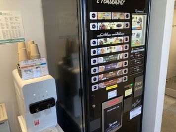 フリーベンドの自販機です。全種類の飲料を無料をお飲みいただけます。 - SoloTime 中目黒 ROOM NK06（1名用完全個室）の室内の写真