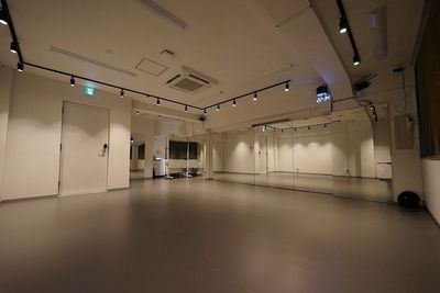 夜間照明演出で様々な種目や稽古に対応 - ミライスタジオ神田秋葉原 ミライスタジオ＜神田秋葉原＞_なりたい自分になる。の室内の写真