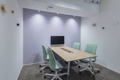 【池袋駅徒歩1分】SoloTime池袋 MEETING ROOM/4名収容/ Wi-Fi・電源・モニター・ホワイトボード完備 - SoloTime 池袋