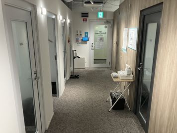 SoloTime 池袋 MEETING ROOM（4名用完全個室）の室内の写真