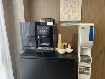 本格コーヒーマシンをご用意しております。無料でコーヒーやカフェラテなどをお召し上がりいただけます - SoloTime 大井町 ROOM OK01（1名用完全個室）の室内の写真