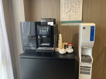 本格コーヒーマシンをご用意しております。無料でコーヒーやカフェラテなどをお召し上がりいただけます - SoloTime 大井町 ROOM OK02（1名用完全個室）の室内の写真