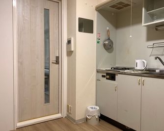 キッチンから見た隣の部屋への防音扉です。 - アートスペース焼津駅北　レンタルスペース（会議室） キッチン付レンタルスペースの室内の写真