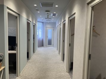 SoloTime 大井町 MEETING ROOM（6名用完全個室）の室内の写真