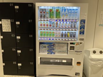 無料の自販機です。黒烏龍茶等の豊富なドリンクをお召し上がりいただけます。 - SoloTime 川崎 BOOTH BK02（1名用オープン席）の室内の写真