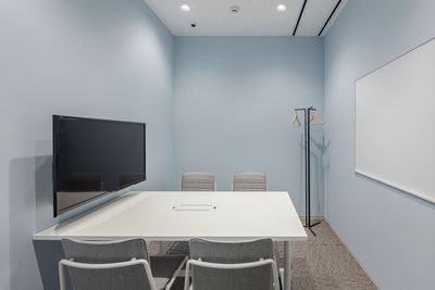 【川崎駅徒歩2分】SoloTime川崎 MEETING ROOM/4名収容/ Wi-Fi・電源・モニター・ホワイトボード完備/ドリンク・お菓子有 - SoloTime 川崎