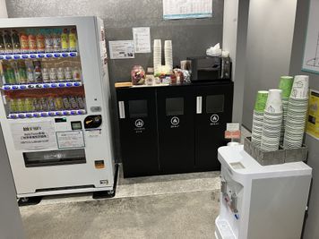 無料の自販機やバラエティーに富んだお菓子・各種スープを無料でご用意しております。小腹がすいた時にぴったりなチキンラーメンも無料です。 - SoloTime 赤羽 BOOTH BK09（1名用オープン席）の室内の写真