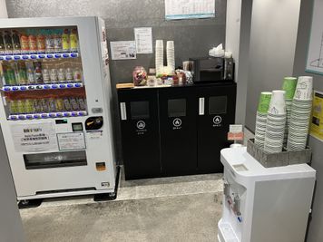 無料の自販機やバラエティーに富んだお菓子・各種スープを無料でご用意しております。小腹がすいた時にぴったりなチキンラーメンも無料です。 - SoloTime 赤羽 BOOTH BK10（1名用オープン席/女性専用）の室内の写真