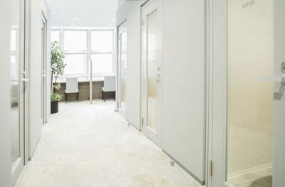 SoloTime 赤羽 MEETING ROOM（4名用完全個室）の室内の写真