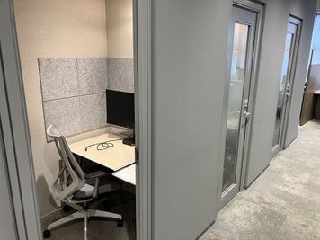 SoloTime 赤羽 MEETING ROOM（4名用完全個室）の室内の写真