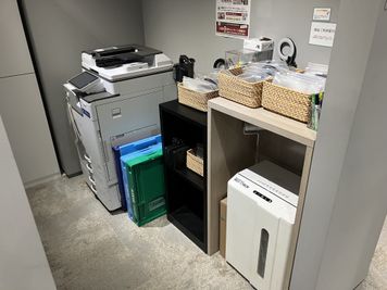 PC・スマホ周辺充電器など、豊富に取り揃えております。 - SoloTime 赤羽 MEETING ROOM（4名用完全個室）の室内の写真