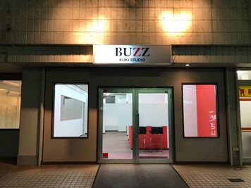 スタジオBUZZ新久喜校 24時間可能、オシャレで綺麗！の入口の写真