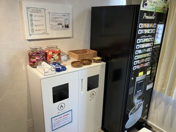 無料の紙コップ式自販機です。コーヒーやカフェラテなどをお召し上がりいただけます。 - SoloTime 西葛西 ROOM NK02（1名用完全個室）の室内の写真