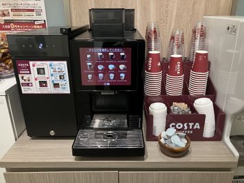 本格コーヒーマシンをご用意しております。無料でコーヒーやカフェラテなどをお召し上がりいただけます。 - SoloTime 新百合ヶ丘 ROOM SK08（1名用完全個室）の室内の写真