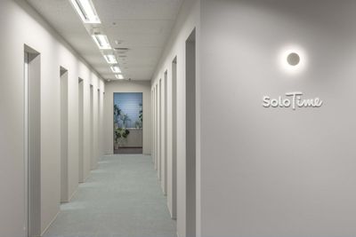 SoloTime 新宿南口 MEETING ROOM 01（4名用完全個室）の室内の写真